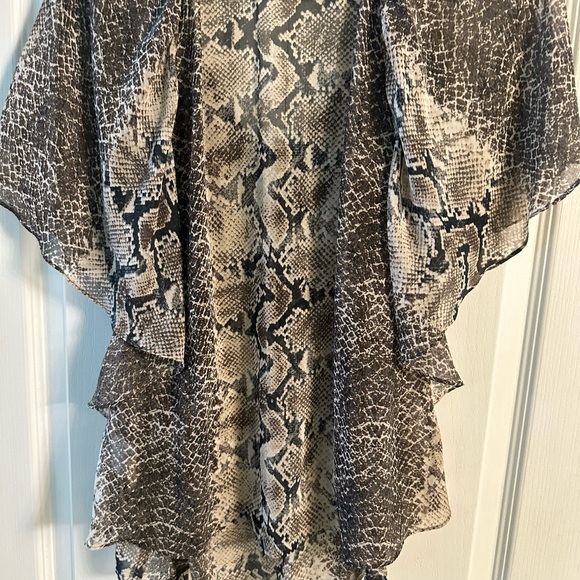 Snake print blouse by 2b bebe - Picture 2 of 2